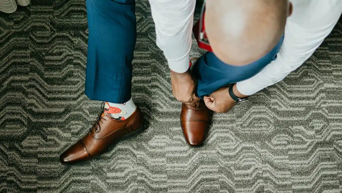 un homme enfilant ses chaussures